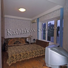 Аренда гостиничного номера в Ялте с панорамными окнами