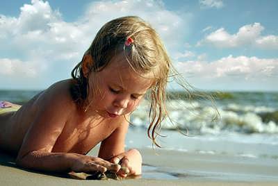 Ребенок играется на Крымском берегу 